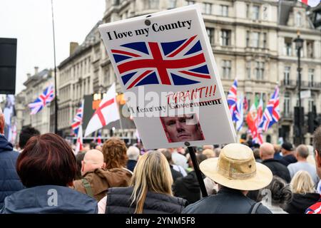 Demonstranten bei der "Uniting the Kingdom"-Kundgebung auf dem Parlamentsplatz. Die Kundgebung wurde von Unterstützern des rechtsextremen Aktivisten Tommy Robinson (S Stockfoto