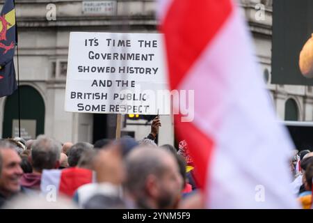 Demonstranten bei der "Uniting the Kingdom"-Kundgebung auf dem Parlamentsplatz. Die Kundgebung wurde von Unterstützern des rechtsextremen Aktivisten Tommy Robinson (S Stockfoto