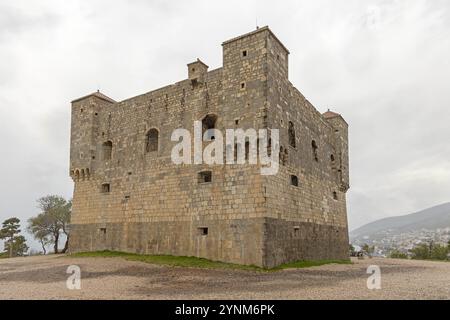 Große mittelalterliche Festung Nehaj auf dem Gipfel des Hügels bewölkter Herbsttag in Senj Kroatien Stockfoto