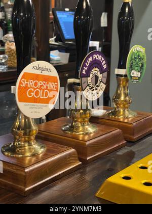 Handgezogene Bierpumpen in einem Cheshire Pub. Stockfoto