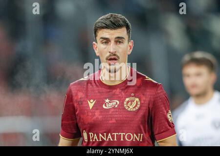 Krakau, Polen. November 2024. Juljan Shehu aus Widzew Lodz wurde während des Fußballspiels BP Ekstraklasa 2024/2025 zwischen Puszcza Niepolomice und Widzew Lodz im Cracovia Stadion gesehen. Endpunktzahl: Puszcza Niepolomice 2:0 Widzew Lodz. Quelle: SOPA Images Limited/Alamy Live News Stockfoto
