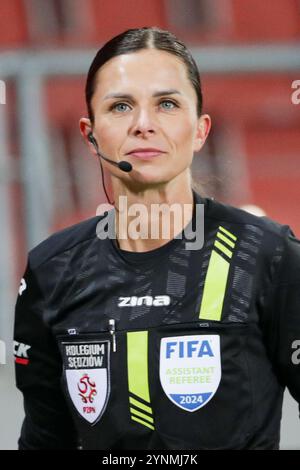 Krakau, Polen. November 2024. Schiedsrichterin Paulina Beranowska aus Polen beim Fußballspiel der Polnischen Liga PKO BP Ekstraklasa 2024/2025 zwischen Puszcza Niepolomice und Widzew Lodz im Cracovia-Stadion. Endpunktzahl: Puszcza Niepolomice 2:0 Widzew Lodz. Quelle: SOPA Images Limited/Alamy Live News Stockfoto