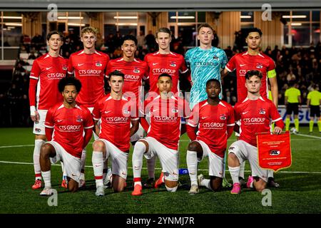 Wijdewormer, Niederlande. November 2024. WIJDEWORMER, NIEDERLANDE - 26. NOVEMBER: Mannschaftsfoto von AZ U19 vor dem Spiel der UEFA Youth League 2024/25 zwischen AZ U19 und Manchester United U19 im AFAS Trainingskomplex am 26. November 2024 in Wijdewormer, Niederlande. (Foto von Ed van de Pol/Orange Pictures) Credit: Orange Pics BV/Alamy Live News Stockfoto