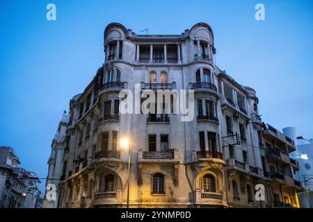 Wohngebäude in neo-maurischer Architektur, das die Bevölkerungsdichte im Art-Deco-Viertel aus der Kolonisierung und dem französischen Pro zeigt Stockfoto