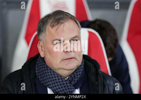 Krakau, Polen. November 2024. Trainer Tomasz Tulacz von Puszcza Niepolomice wurde während des Polnischen Liga PKO BP Ekstraklasa 2024/2025 Fußballspiels zwischen Puszcza Niepolomice und Widzew Lodz im Cracovia Stadion gesehen. Endpunktzahl: Puszcza Niepolomice 2:0 Widzew Lodz. (Foto: Grzegorz Wajda/SOPA Images/SIPA USA) Credit: SIPA USA/Alamy Live News Stockfoto