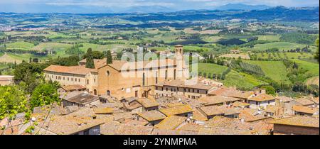 Panoramablick über die historische Agostino Kirche in San Gimignano, Italien Stockfoto