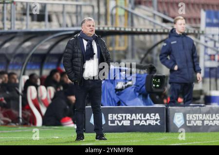 Krakau, Polen. November 2024. Trainer Tomasz Tulacz von Puszcza Niepolomice wurde während des Polnischen Liga PKO BP Ekstraklasa 2024/2025 Fußballspiels zwischen Puszcza Niepolomice und Widzew Lodz im Cracovia Stadion gesehen. Endpunktzahl: Puszcza Niepolomice 2:0 Widzew Lodz. (Foto: Grzegorz Wajda/SOPA Images/SIPA USA) Credit: SIPA USA/Alamy Live News Stockfoto