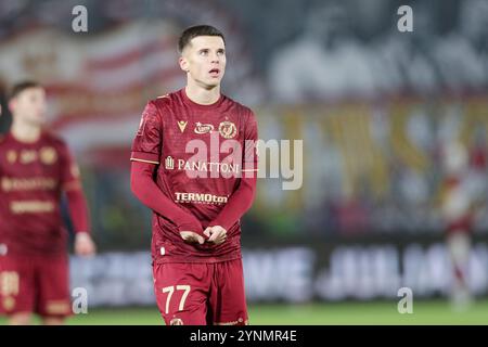 Krakau, Polen. November 2024. Jakub Sypek von Widzew Lodz wurde während des Polnischen Liga PKO BP Ekstraklasa 2024/2025 zwischen Puszcza Niepolomice und Widzew Lodz im Cracovia Stadion gesehen. Endpunktzahl: Puszcza Niepolomice 2:0 Widzew Lodz. (Foto: Grzegorz Wajda/SOPA Images/SIPA USA) Credit: SIPA USA/Alamy Live News Stockfoto