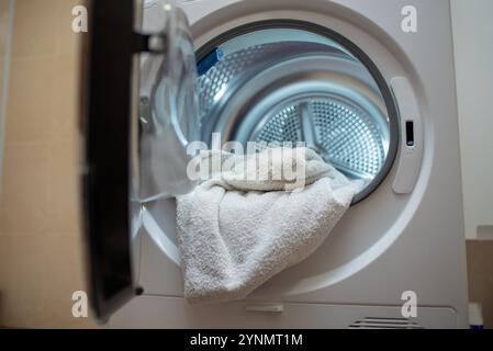 Nahansicht Trockner mit gewaschenen und getrockneten Handtüchern und offener Tür. Stockfoto