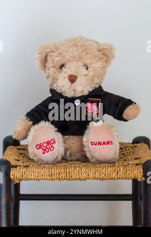 Cunard Teddybär weiches Kuscheltier mit 175 Jahren schwarzem Pullover auf Hocker - hergestellt in Indonesien, Keel Toys Stockfoto