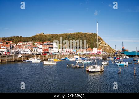 Boote liegen im Hafen unterhalb von Scarborough Castle, Yorkshire, England. Stockfoto