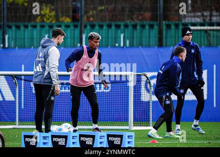 Hamburg, Deutschland. November 2024. Loic Fave (Hamburger SV, Co-Trainer), Ransford-Yeboah Koenigsdoerffer (Hamburger SV, #11), Emir Sahiti (Hamburger SV, #29), Otto Stange (Hamburger SV, #49) GER, Training Hamburger SV, Fussball, 2. Bundesliga, Saison 2024/2025, 26.11.2024 Foto: Eibner-Pressefoto/Marcel von Fehrn Credit: dpa/Alamy Live News Stockfoto