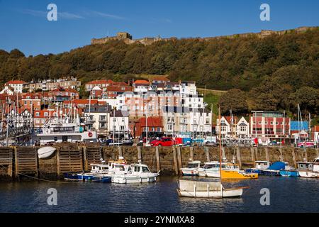 Boote liegen im Hafen unterhalb von Scarborough Castle, England. Stockfoto