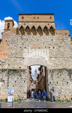 Porta San Giovanni Eingangstor in San Gimignano, Italien Stockfoto