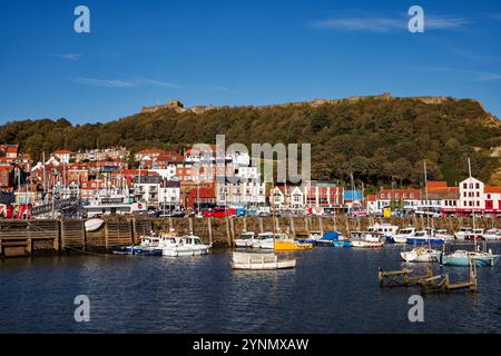 Boote liegen im Hafen unterhalb von Scarborough Castle, England. Stockfoto