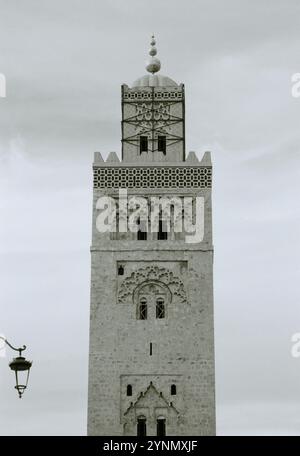 Das Minarett der berühmten Koutoubia-Moschee in der Altstadt von Marrakesch in Marokko im Sahara-Maghreb in Nordafrika. Stockfoto