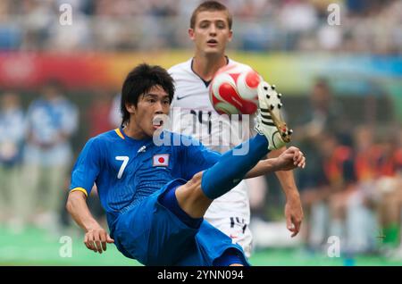 TIANJIN, CHINA - 7. AUGUST: Atsuto Uchida aus Japan macht den Ball gegen die Vereinigten Staaten während eines Gruppenspiels beim Fußballturnier der Olympischen Spiele in Peking am 7. August 2008 im Tianjin Olympic Sports Center Stadium in Tianjin, China. Nur redaktionelle Verwendung. (Foto: Jonathan Paul Larsen / Diadem Images) Stockfoto