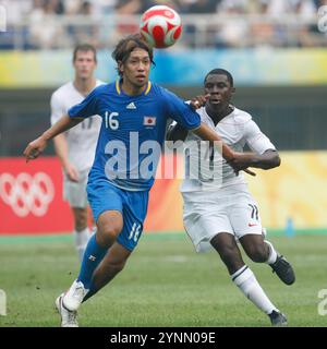 TIANJIN, CHINA – 7. AUGUST: Takuya Honda aus Japan und Freddy Adu aus den Vereinigten Staaten wetteifern um den Ball während eines Gruppenspiels beim Fußballturnier der Olympischen Spiele in Peking am 7. August 2008 in Tianjin, China. Nur redaktionelle Verwendung. (Foto: Jonathan Paul Larsen / Diadem Images) Stockfoto