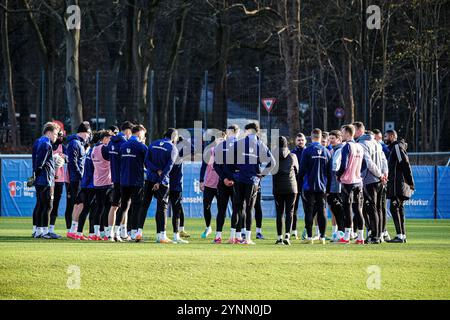 Hamburg, Deutschland. November 2024. Spieler stehen zusammen GER, Training Hamburger SV, Fussball, 2. Bundesliga, Saison 2024/2025, 26.11.2024 Foto: Eibner-Pressefoto/Marcel von Fehrn Credit: dpa/Alamy Live News Stockfoto