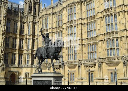 Richard Coeur de Lion ist eine denkmalgeschützte Reiterstatue des englischen Monarchen Richard I. aus dem 12. Jahrhundert, auch bekannt als Richard Löwenherz. Stockfoto