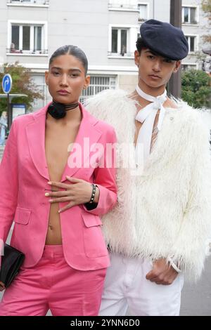 Gäste besuchen die Modeschau Maison Valentino während der Pariser Fashion Week SS25 am 29. September 2024. Stockfoto