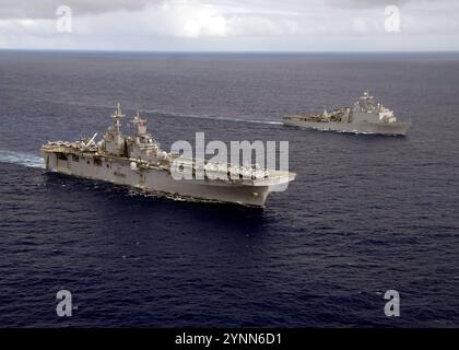 Das amphibische Angriffsschiff USS Boxer, links, ist mit dem amphibischen Dock-Landungsschiff USS Comstock unterwegs. Boxer und Comstock, beide Amph zugeordnet Stockfoto