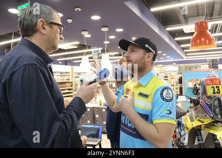 Der tschechische Motorradfahrer Martin Michek spricht während einer Pressekonferenz des Teams der Orion-Moto Racing Group vor der Rallye Dakar 2025 in Prag Stockfoto