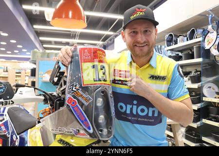 Der tschechische Motorradfahrer Martin Michek spricht während einer Pressekonferenz des Teams der Orion-Moto Racing Group vor der Rallye Dakar 2025 in Prag Stockfoto