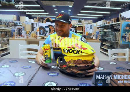 Der tschechische Motorradfahrer Martin Michek spricht während einer Pressekonferenz des Teams der Orion-Moto Racing Group vor der Rallye Dakar 2025 in Prag Stockfoto