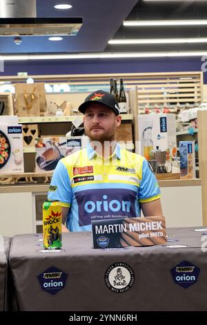 Der tschechische Motorradfahrer Martin Michek spricht während einer Pressekonferenz des Teams der Orion-Moto Racing Group vor der Rallye Dakar 2025 in Prag Stockfoto