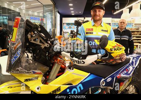 Der tschechische Motorradfahrer Martin Michek spricht während einer Pressekonferenz des Teams der Orion-Moto Racing Group vor der Rallye Dakar 2025 in Prag Stockfoto