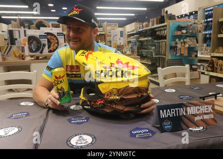 Der tschechische Motorradfahrer Martin Michek spricht während einer Pressekonferenz des Teams der Orion-Moto Racing Group vor der Rallye Dakar 2025 in Prag Stockfoto