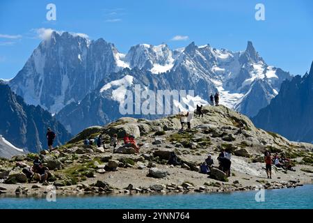 Am Bergsee Lac Blanc, Blick auf die Gipfel des Grandes Jorasses vom Gipfel des Pointe Walker, links zum Gipfel des Dent du Geant, rechts Stockfoto