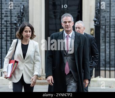 London, England, Großbritannien. November 2024. Die Staatssekretärin für Arbeit und Pensionen LIZ KENDALL (links) und der Staatssekretär für Wissenschaft, Innovation und Technologie PETER KYLE verlassen die Downing Street nach einer Kabinettssitzung. (Kreditbild: © Thomas Krych/ZUMA Press Wire) NUR REDAKTIONELLE VERWENDUNG! Nicht für kommerzielle ZWECKE! Stockfoto