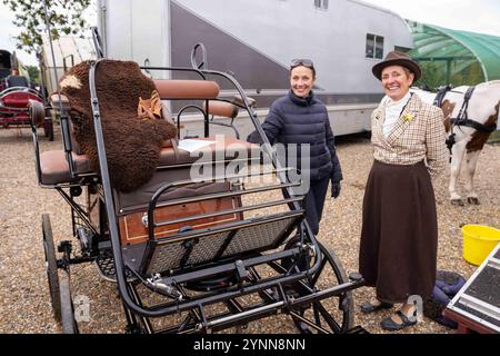 British Driving Society Event in Sarratt, Hertfordshire, verschiedene britische Pferdekutschen im ländlichen Setting Stockfoto