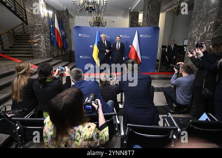Warschau, Polen. November 2024. Der ukrainische FM Andrii Sybiha trifft sich am 26. November 2024 mit seinem Amtskollegen Radoslaw Sikorski im Außenministerium in Warschau, Polen. (Foto: Jaap Arriens/SIPA USA) Credit: SIPA USA/Alamy Live News Stockfoto