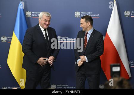 Warschau, Polen. November 2024. Der ukrainische FM Andrii Sybiha trifft sich am 26. November 2024 mit seinem Amtskollegen Radoslaw Sikorski im Außenministerium in Warschau, Polen. (Foto: Jaap Arriens/SIPA USA) Credit: SIPA USA/Alamy Live News Stockfoto