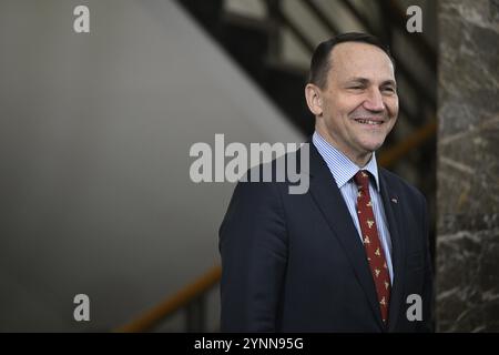 Warschau, Polen. November 2024. Der ukrainische FM Andrii Sybiha trifft sich am 26. November 2024 mit seinem Amtskollegen Radoslaw Sikorski im Außenministerium in Warschau, Polen. (Foto: Jaap Arriens/SIPA USA) Credit: SIPA USA/Alamy Live News Stockfoto