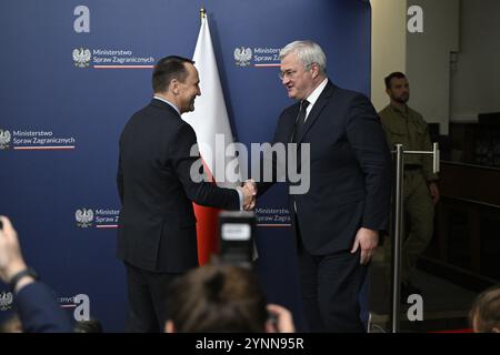 Warschau, Polen. November 2024. Der ukrainische FM Andrii Sybiha trifft sich am 26. November 2024 mit seinem Amtskollegen Radoslaw Sikorski im Außenministerium in Warschau, Polen. (Foto: Jaap Arriens/SIPA USA) Credit: SIPA USA/Alamy Live News Stockfoto