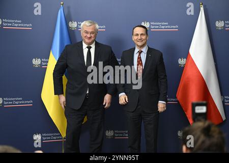 Warschau, Polen. November 2024. Der ukrainische FM Andrii Sybiha trifft sich am 26. November 2024 mit seinem Amtskollegen Radoslaw Sikorski im Außenministerium in Warschau, Polen. (Foto: Jaap Arriens/SIPA USA) Credit: SIPA USA/Alamy Live News Stockfoto