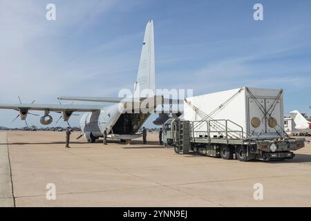 US-Marines mit Marine Aerial Refueler Transport Squadron (VMGR) 153, Marine Aircraft Group 12, 1st Marine Aircraft Wing, leiten eine einschaltbare Mission Stockfoto