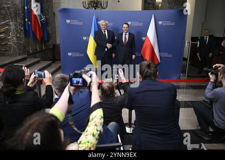 Warschau, Polen. November 2024. Der ukrainische FM Andrii Sybiha trifft sich am 26. November 2024 mit seinem Amtskollegen Radoslaw Sikorski im Außenministerium in Warschau, Polen. (Foto: Jaap Arriens/SIPA USA) Credit: SIPA USA/Alamy Live News Stockfoto