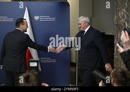 Warschau, Polen. November 2024. Der ukrainische FM Andrii Sybiha trifft sich am 26. November 2024 mit seinem Amtskollegen Radoslaw Sikorski im Außenministerium in Warschau, Polen. (Foto: Jaap Arriens/SIPA USA) Credit: SIPA USA/Alamy Live News Stockfoto