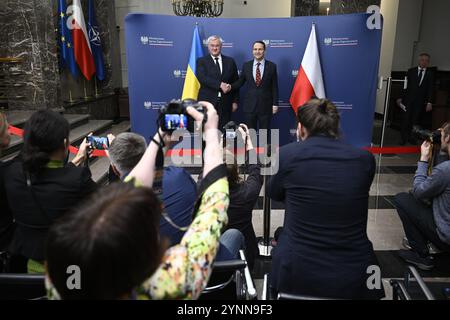 Warschau, Polen. November 2024. Der ukrainische FM Andrii Sybiha trifft sich am 26. November 2024 mit seinem Amtskollegen Radoslaw Sikorski im Außenministerium in Warschau, Polen. (Foto: Jaap Arriens/SIPA USA) Credit: SIPA USA/Alamy Live News Stockfoto