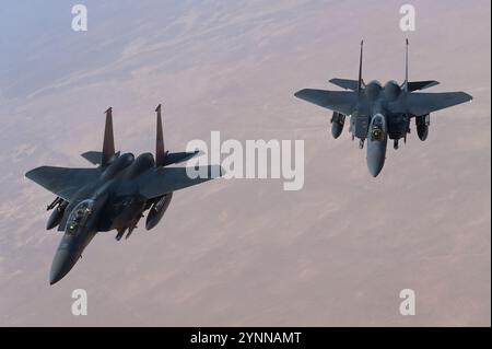 Zwei F-15E Strike Eagles der US Air Force führen eine Kampfluftpatrouille durch, um die Operation inhärente Entschlossenheit über das US-Zentralkommando zu unterstützen Stockfoto
