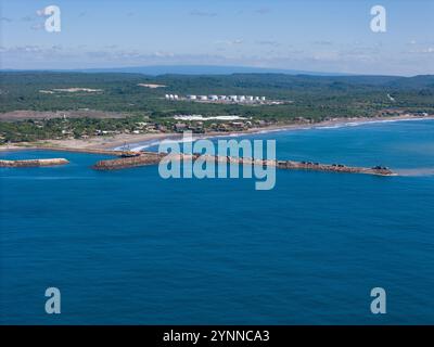 Seehafen mit Blick auf die Drohne für die Lagerung des Gastanks Stockfoto