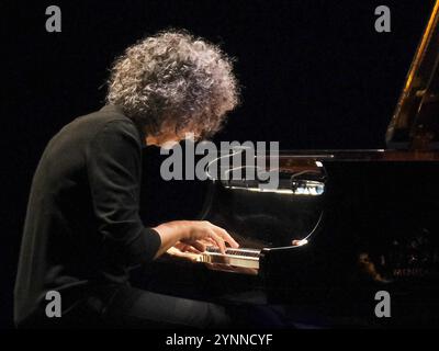 Teatro Filarmonico, Verona, Italien, 25. November 2024, Giovanni Allevi während GIOVANNI ALLEVI - PIANO SOLO TOUR 2024 - italienischer Sänger Musikkonzert Stockfoto