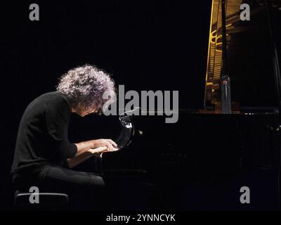 Teatro Filarmonico, Verona, Italien, 25. November 2024, Giovanni Allevi während GIOVANNI ALLEVI - PIANO SOLO TOUR 2024 - italienischer Sänger Musikkonzert Stockfoto