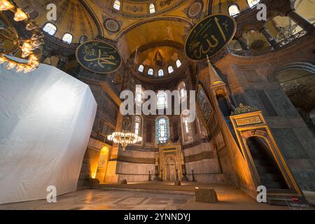 Istanbul, Türkei - 10. Oktober 2014: Inneneinrichtung aus der Hagia Sophia, einer ehemaligen orthodoxen Patriarchalbasilika, heute Moschee (2024). Stockfoto