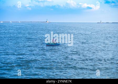 Zwei Männer fischen von einem Boot aus in Alexandria. Stockfoto